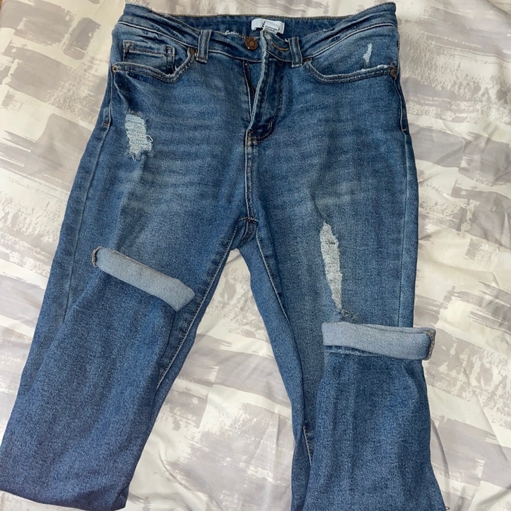 Used in great condition ripped jeans! ✨ size 28